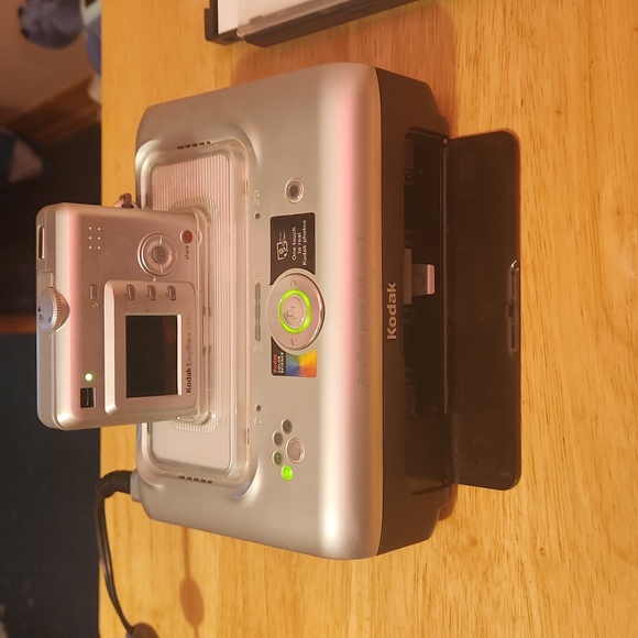 Kodak Easy Share digital camera with printer dock - Picture 2 of 12